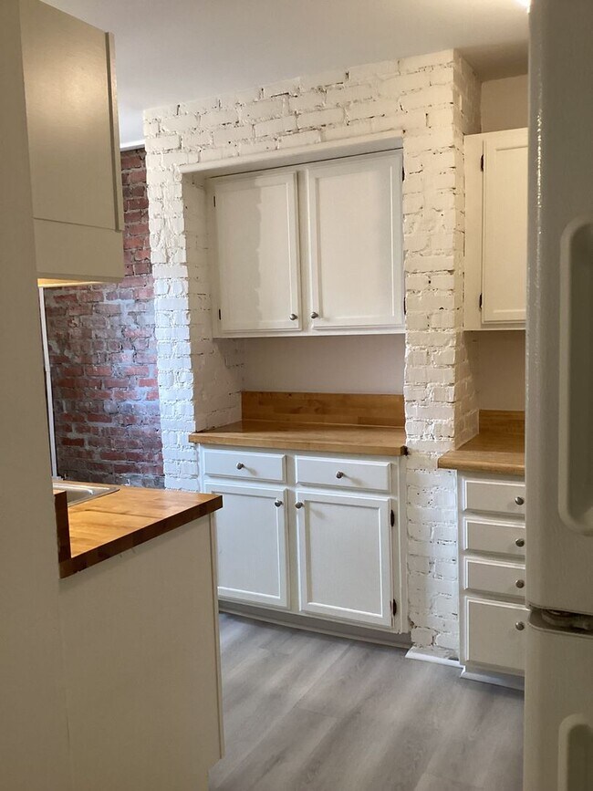 Building Photo - 114 E Jones St