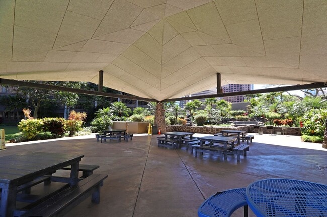 Building Photo - 1 Bedroom unit located in Kukui Plaza