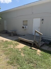 Building Photo - 923 W Lee Rd