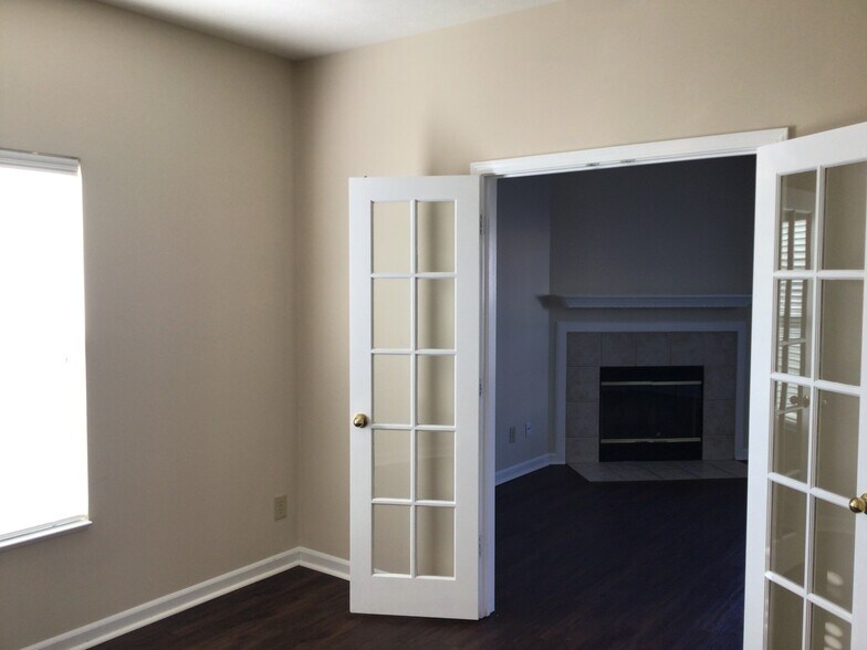 Building Photo - 2440 Tiptop Dr