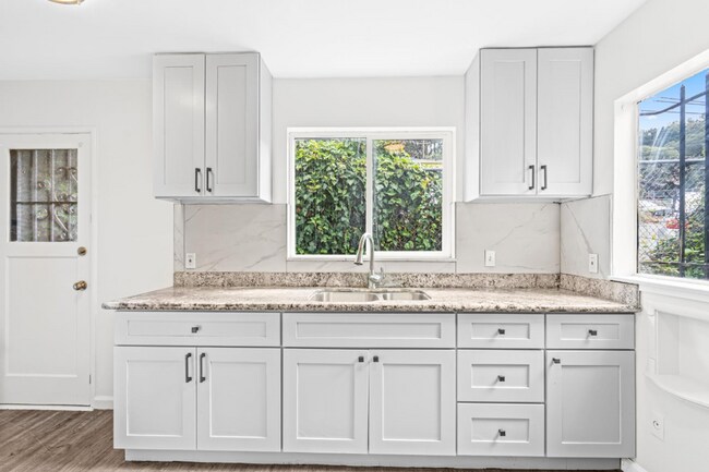 Building Photo - Newly Updated Oakland 3-Bed: Off-Street Pa...
