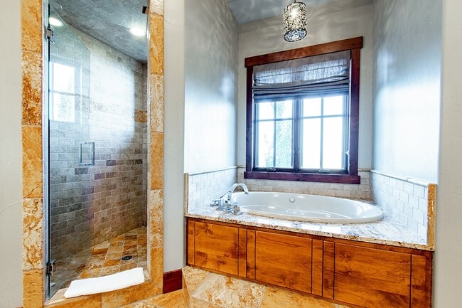 Building Photo - 5440 Cove Hollow Ln