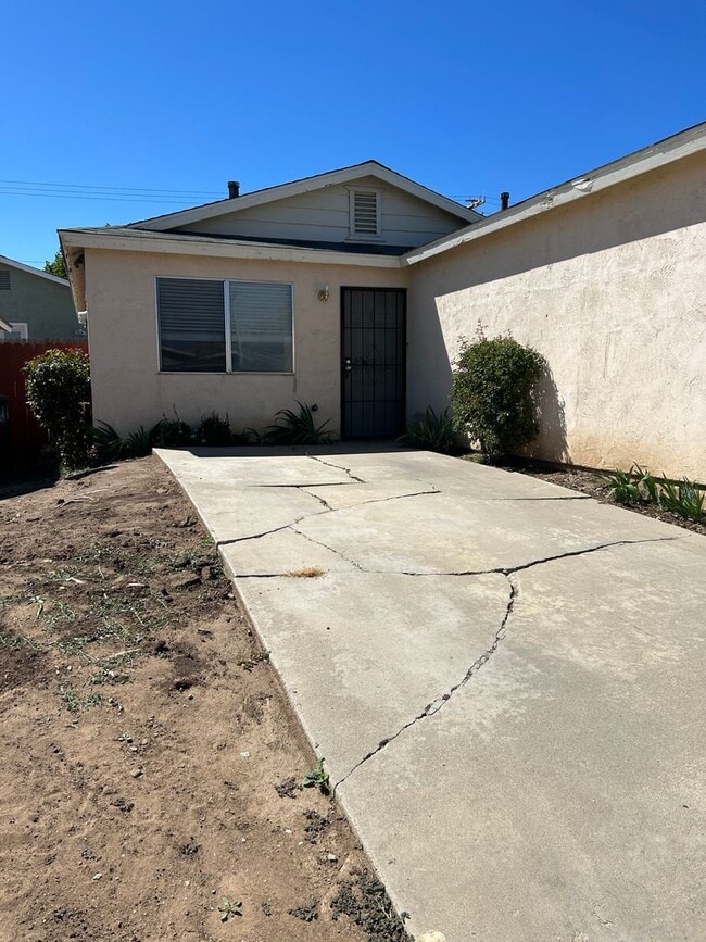 Building Photo - 2Bedroom/1 Bath Condo with private Yard an...