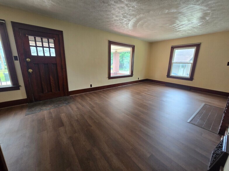 Building Photo - 1335 Highland Ct