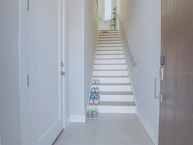 Building Photo - 370 6th St S