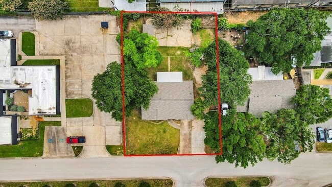 Building Photo - 811 Hillcrest Dr
