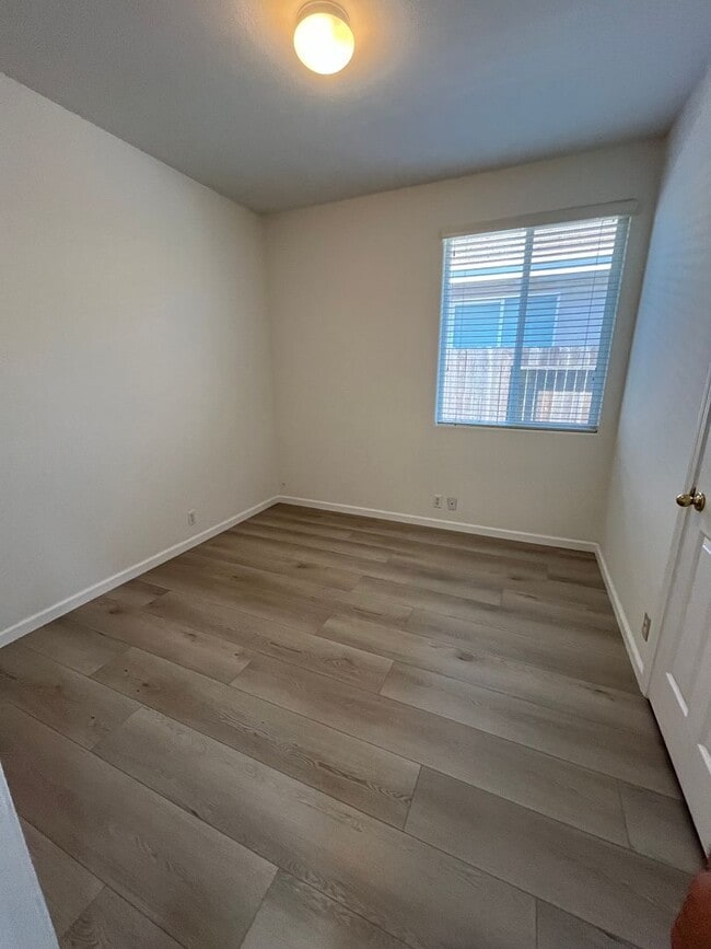 Building Photo - 3 Bed | 2 Bath | 1330SF | Tenant Pays $175...