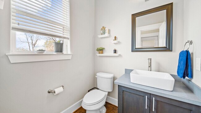 Building Photo - 833 Wakefield Dr