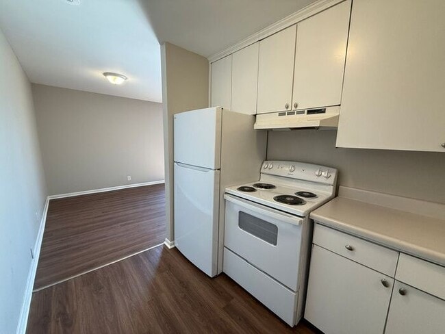 Building Photo - 2 Bedroom Unit was recently renovated. Live walking distance from the downtown square or steps fr...