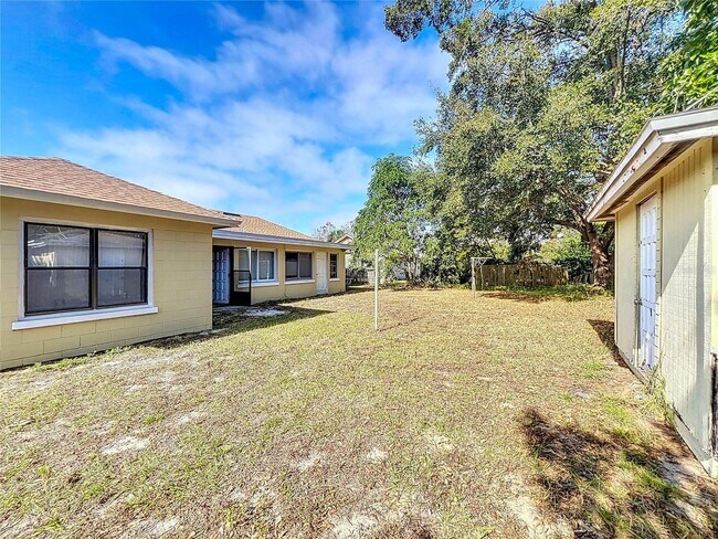 Building Photo - 3 bedroom 2 bath home with solar panels, workshop, large backyard and Florida Room!