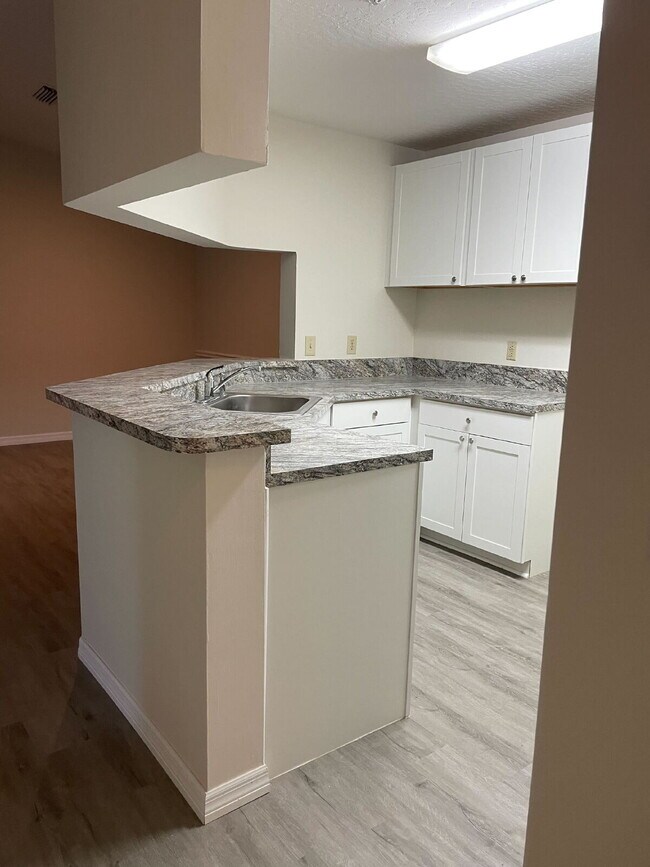 Building Photo - Spacious 3-Bed, 2-Bath Condo Oasis in Beautiful Suntree