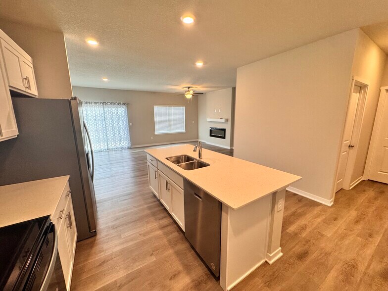 Building Photo - 709 E Bear Dr