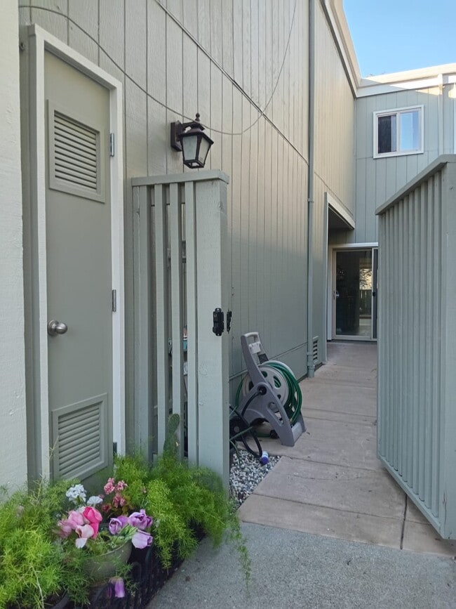 Building Photo - 7551 Maywood Dr