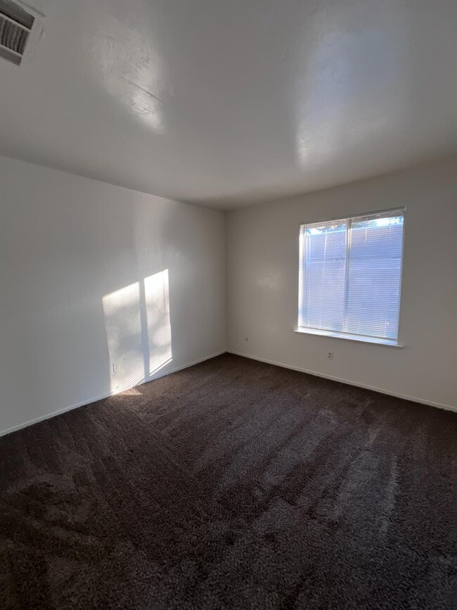 Building Photo - 461 Minnewawa Ave