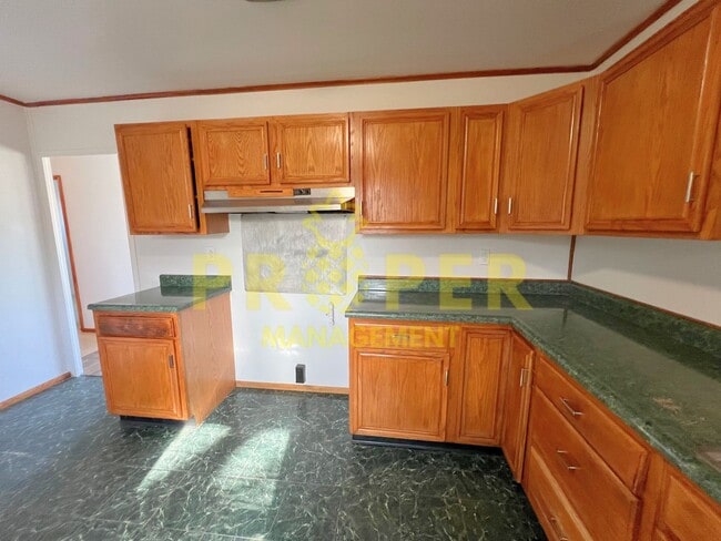 Building Photo - 3 bedrooms 1 bathroom ranch style house