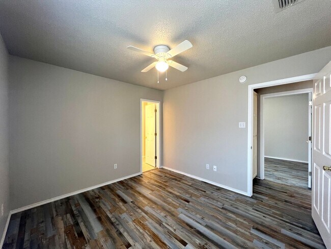 Building Photo - 3 Bedroom Duplex Located In Shadow Hills!