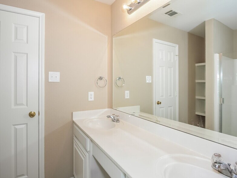 Building Photo - 4504 Emerald Leaf Dr