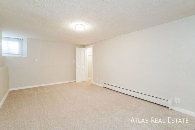 Building Photo - LARGE 1 Bedroom - Perfect Downtown Locatio...