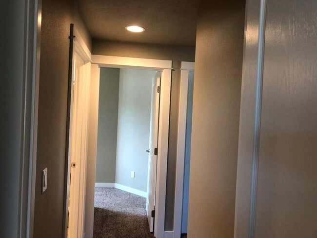 Building Photo - Beautiful newer 4 bedroom house in Coburg!