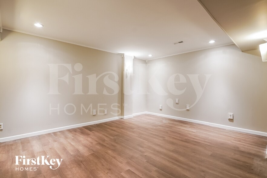 Building Photo - 5143 Colonial Park Rd