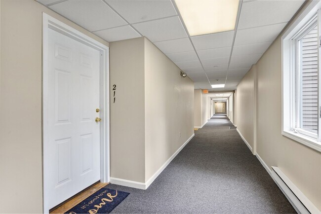 Building Photo - 4 Duck Pond Rd