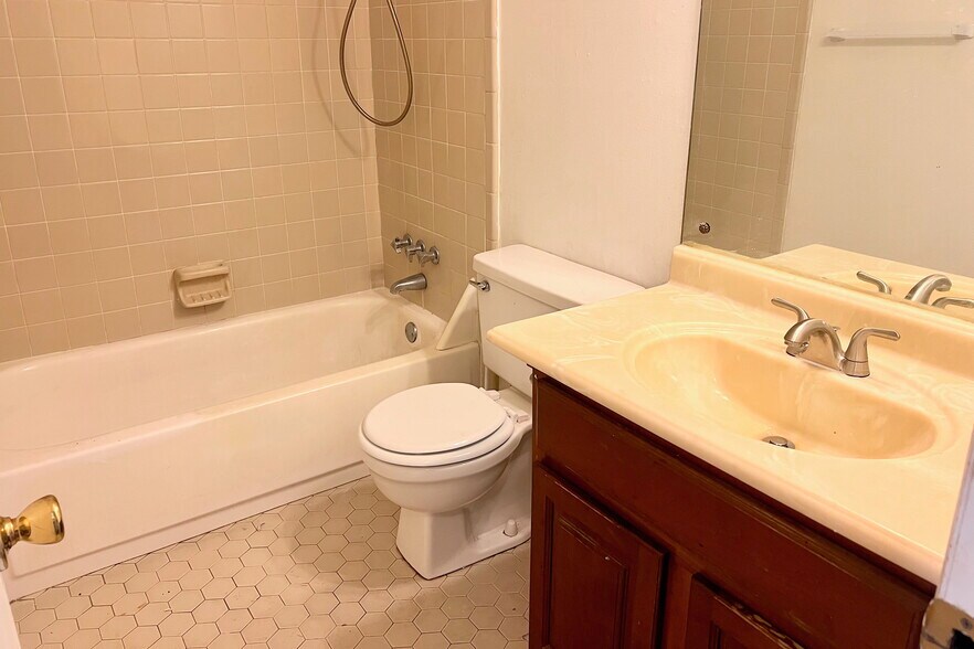 Building Photo - 4602 Norwich Rd