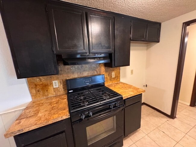 Building Photo - 2 bed 2 bed garage conversion with flex space, close to I-44 and I-240 ready for move in! Pets co...