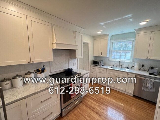 Building Photo - Highland Park House Available December 1st...