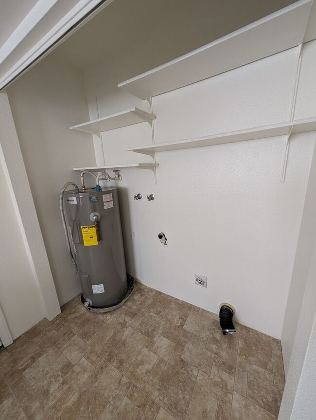 Building Photo - * PENDING APPLICATIONS* 2 Bedroom 1 Bath House