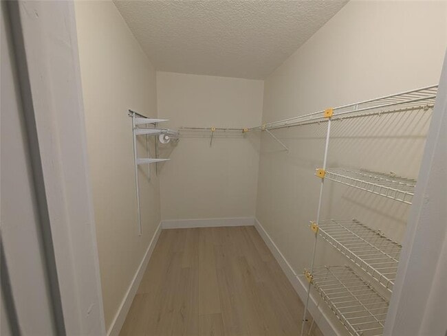 Building Photo - 6040 Shaker Wood Cir