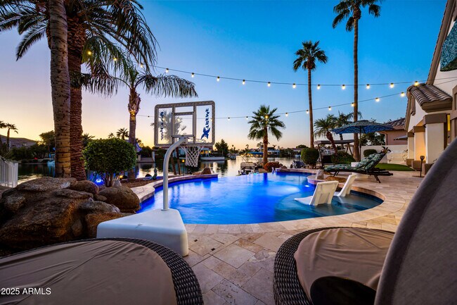 Building Photo - 1817 E Willow Tree Ct