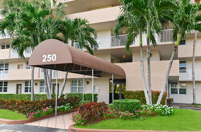 Building Photo - 250 Jacaranda Dr