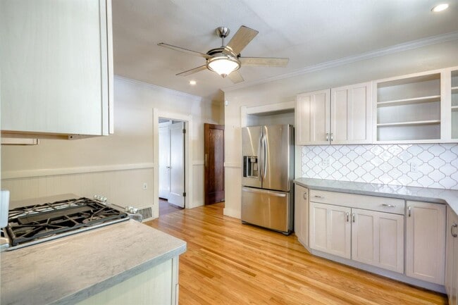 Building Photo - Mid Town 2 Bedroom 2 Bathroom 1260 Sqft. B...