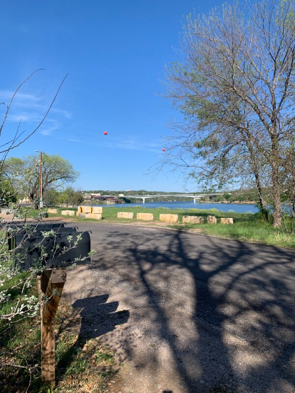 Building Photo - 600 Lakeshore Dr