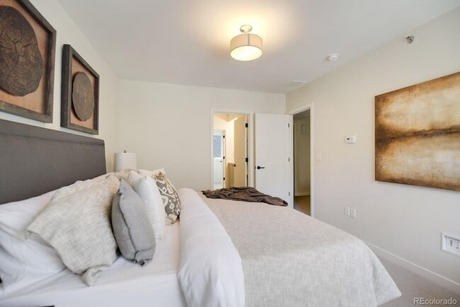 Building Photo - You’ll fall in LOVE with the VIEW! Convenient Location!