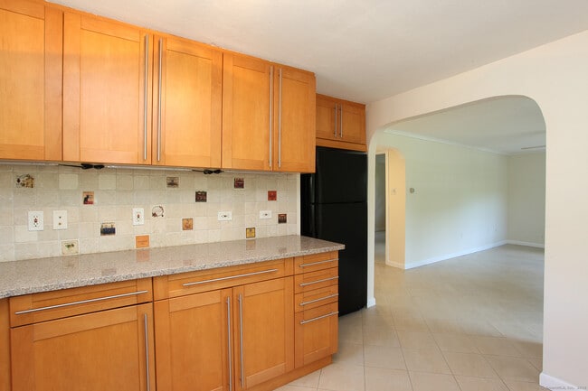 Building Photo - 29 Lavelle Ave