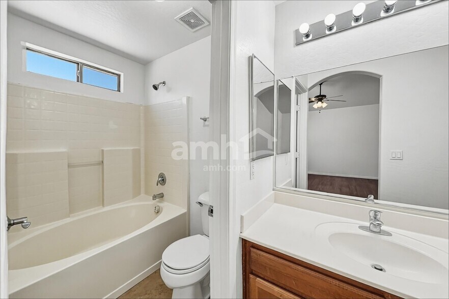 Building Photo - 11232 W Pierson St