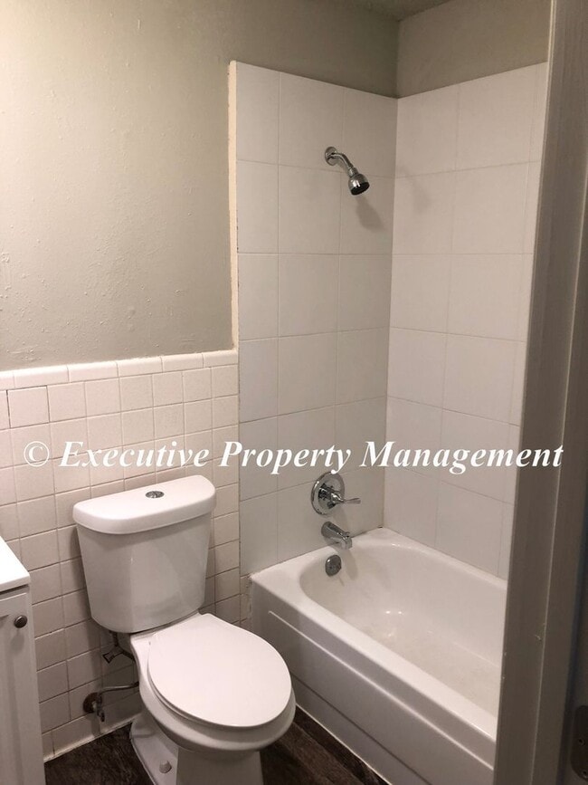 Building Photo - 908 J R Ct