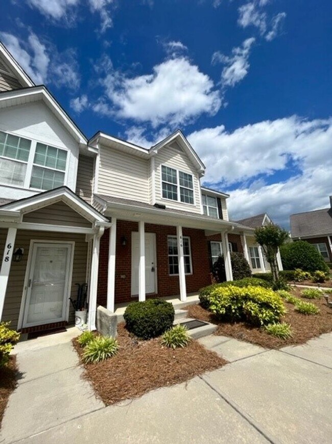 Building Photo - 2 bedroom 2.5 bath townhome available