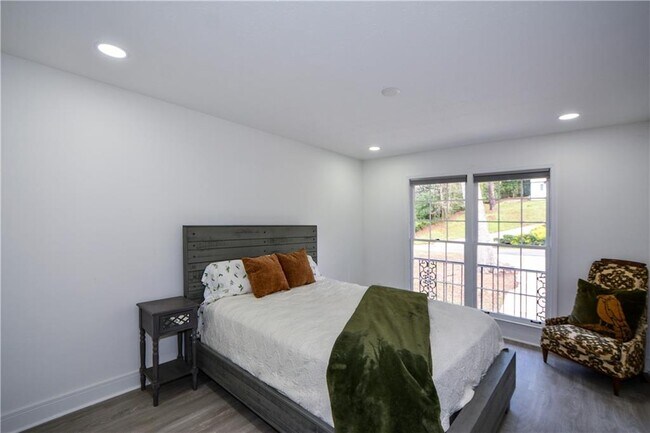 Building Photo - 643 Navarre Dr