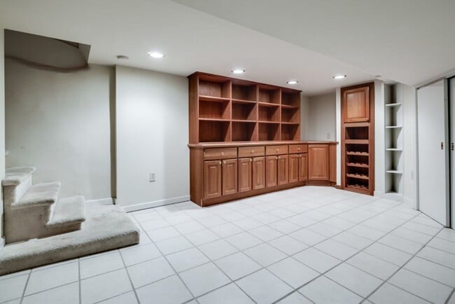 Building Photo - Spacious Three Bedroom Graduate Hospital Home w/ Roof Deck!
