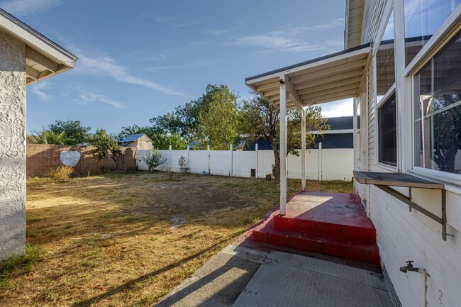 Building Photo - Welcome to Your Dream Home in San Fernando!