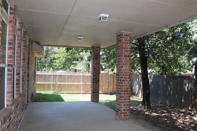 Building Photo - 14445 Timberdale Dr