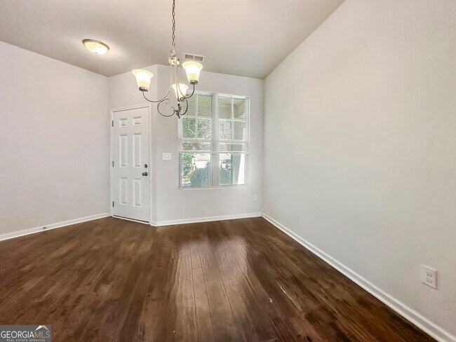 Building Photo - 206 Daisy Cir