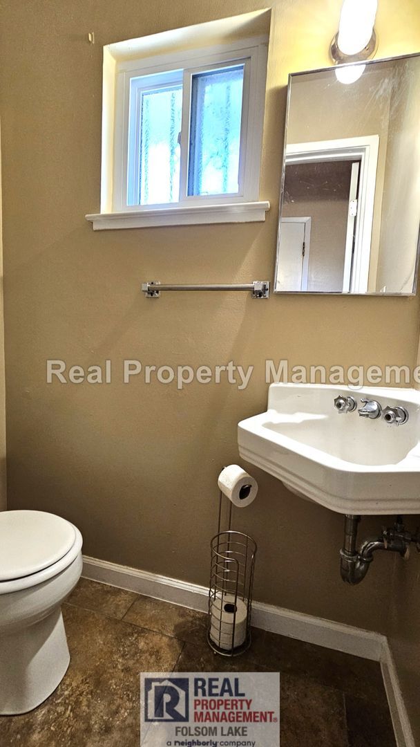 Building Photo - 3BR / 1.5BA Duplex – Water, Sewer, Trash & Gardener Included – Pet Friendly