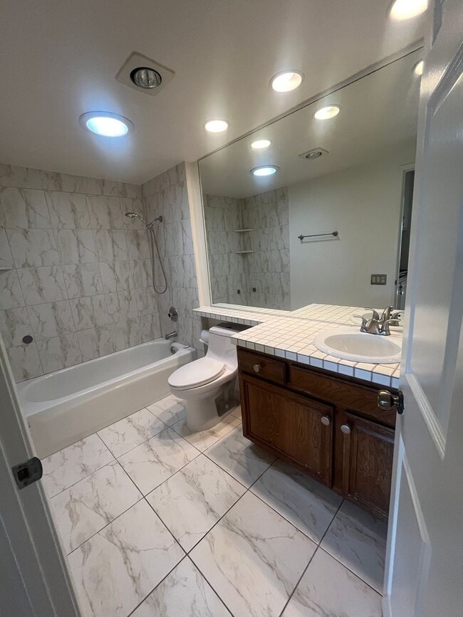 Building Photo - 3BD 3BA Townhouse in Rancho Bernardo - Pla...