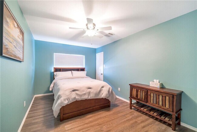 Building Photo - 2000 Continental Pass