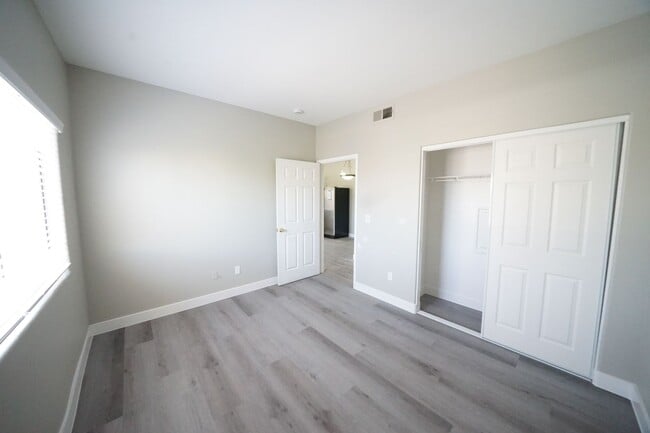 Building Photo - 5655 E Sahara Ave