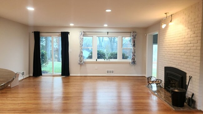 Building Photo - Beautiful Ft Hunt Area Home