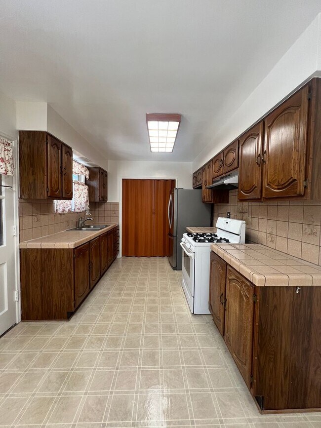 Building Photo - Spacious 3B 1.5BA Single Family Residence ...